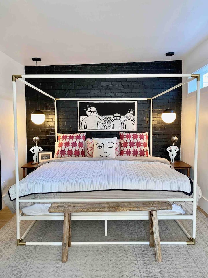 غرفة نوم/حمام سباحة أساسي في الطابق السفلي. سرير كينج (مرتبة أرجوانية) مع غطاء علوي من الإسفنج المرن. 