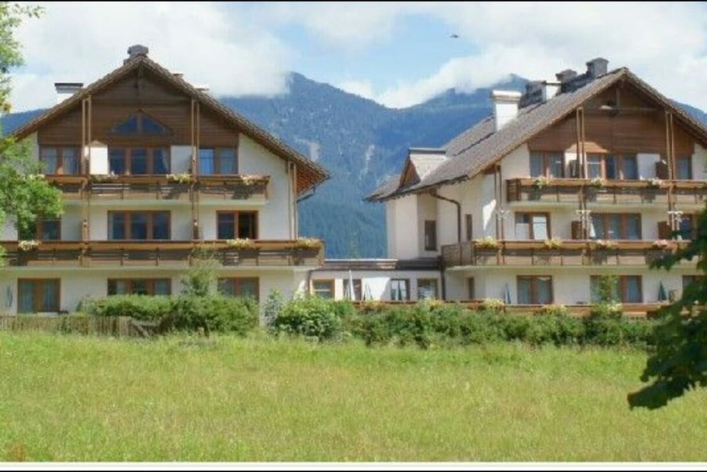 Linkes (Appartement-) Haus. Oberste Etage - mittlere Wohnung mit Balkon und ausgebautem Spitzboden (-> 5 Betten )