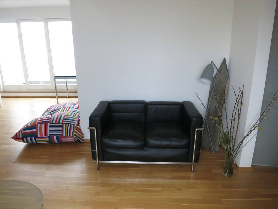 Sofa und großes afrikanisches Sitzkissen