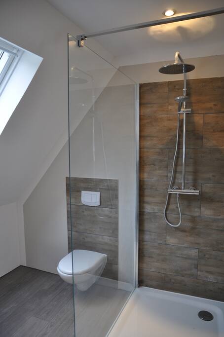 Bad mit Fenster: Dusche, Waschbecken, WC