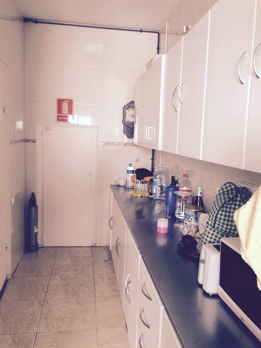 LA COCINA EQUIPADA CON SUS UTENSILIOS