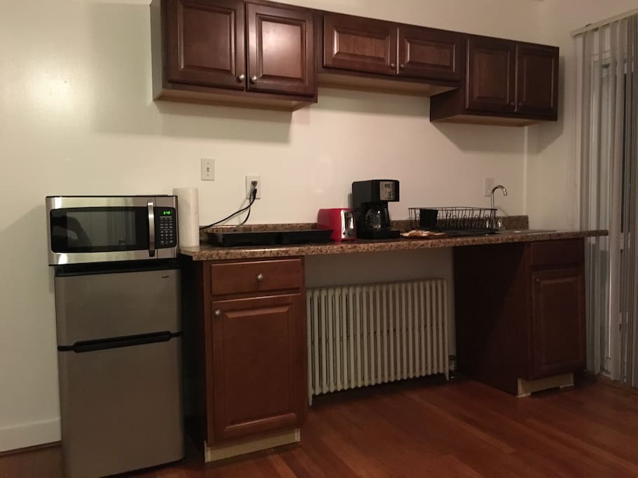Kitchenett , microwave , refridgatior , coffee machine, toaster . Comes with dishes , utensils . Not pictured is the pots , pans , dishes , cooking ware !