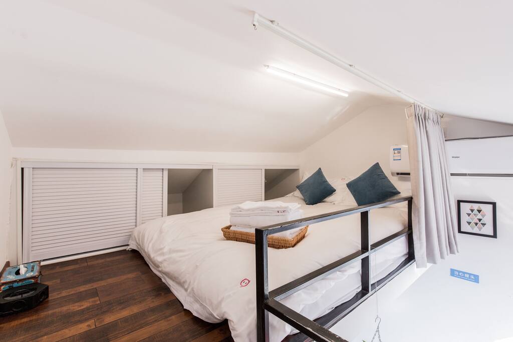 主卧配超大储纳空间Master bedroom with extra-large storage space.