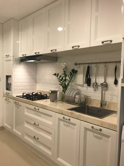 Cooking utensils, toaster, plates, bowls and cutleries provided