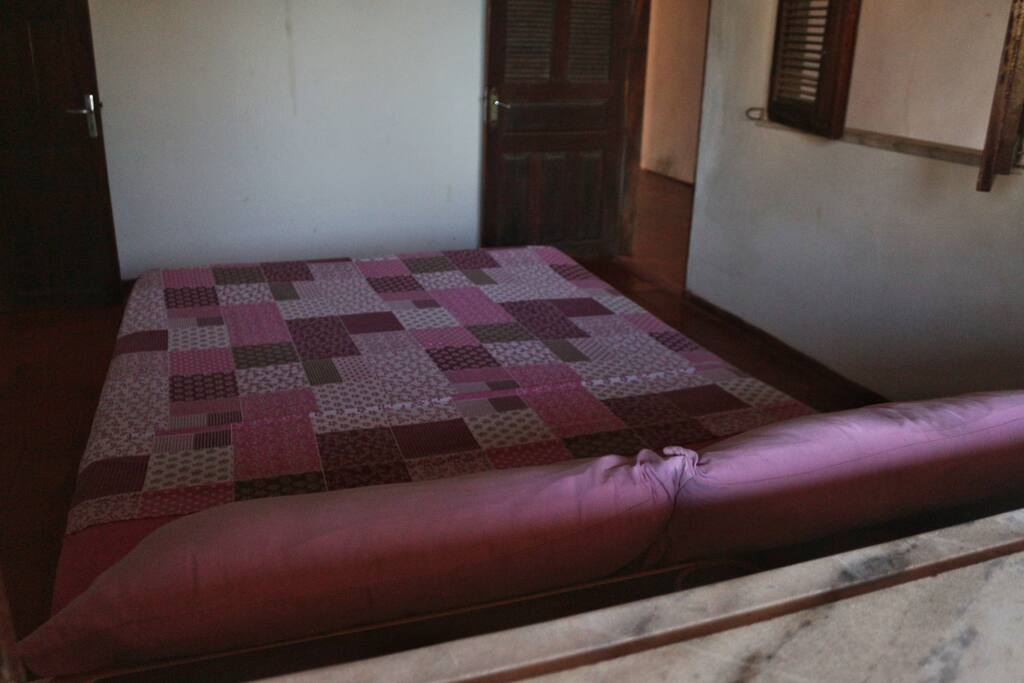 Português
Este é o segundo quarto. Há nele também uma cama de casal, espaço para um colchão extra e para uma rede.
English
This is the second bedroom. There is also a double bed, space for an extra mattress and a hammock. The room is airy but also there is a fan.