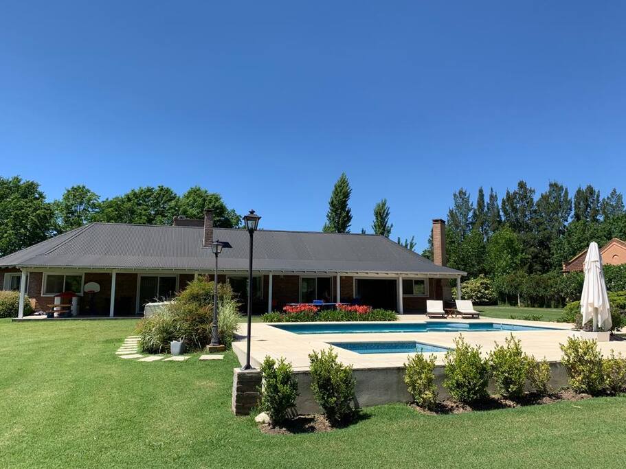 CÓMODA CASA SOBRE LOTE 4500 m2 EN CLUB DE CAMPO Casas en