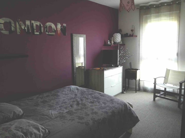 Large bedroom with a 140 x 190 bed.
Sheets provided. 
TV. 