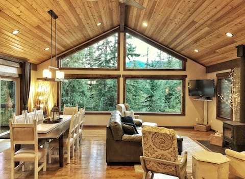6 bed/4bath Large Retreat-Hot Tub & close to pools