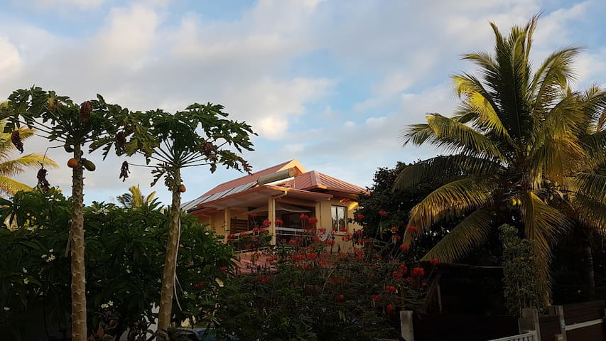Entire home with 3 bedrooms in Reunion Island - Kaz' d'Ô - Presque ... les pieds dans l'eau