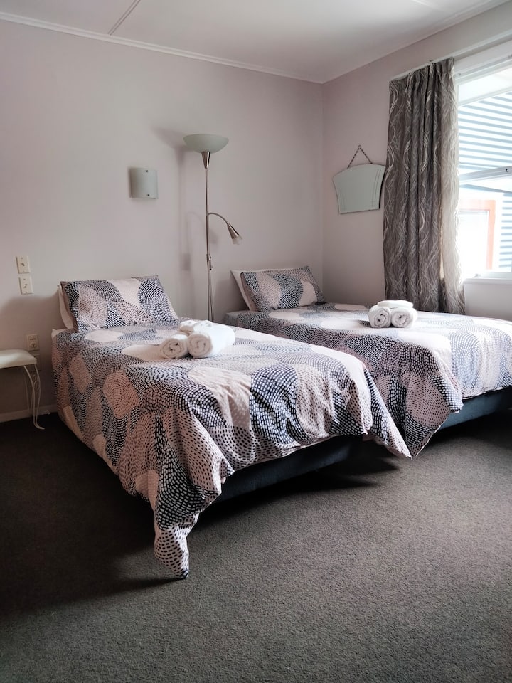 Vitanda viwili vya kustarehesha au kimoja cha kustarehesha.