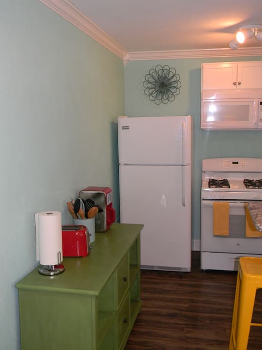 Dinnerware/cookware provided