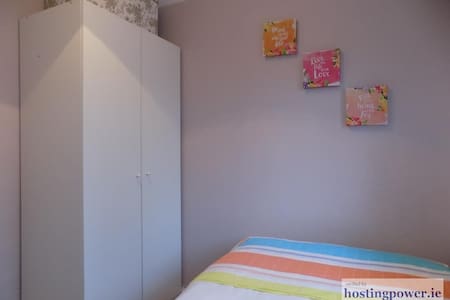 Private, Quiet, Comfy, Clean Room in family home