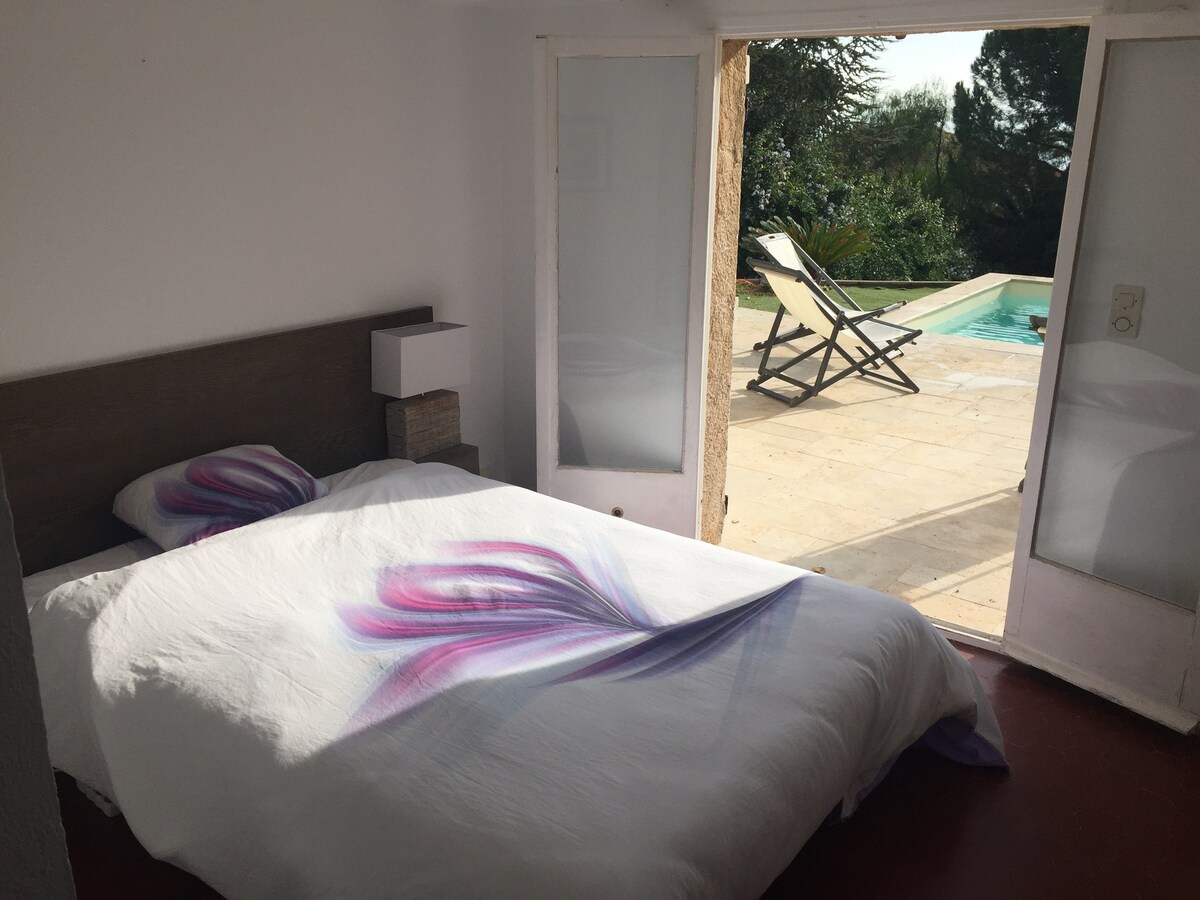 غرفة النوم رقم4
أرضية الحديقة
سرير مزدوج مكيف هواء
