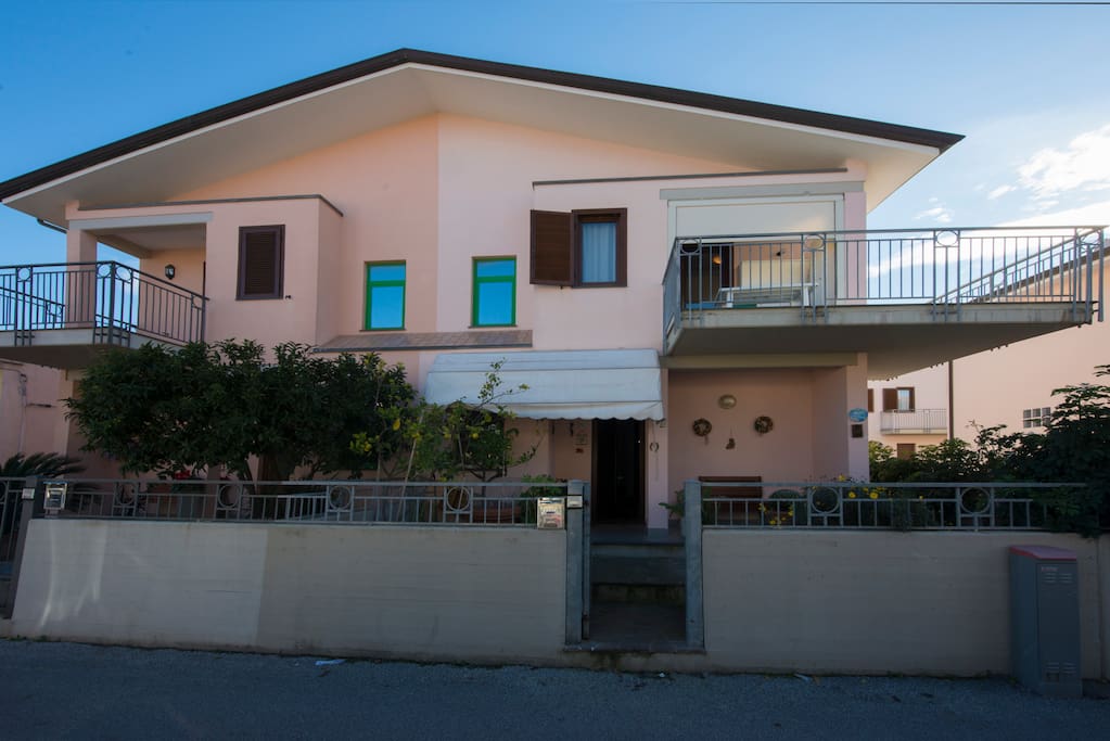 CASA ROSA BIANCA (SULLA DESTRA, LUMINOSA, ESPOSIZIONE IDEALE)