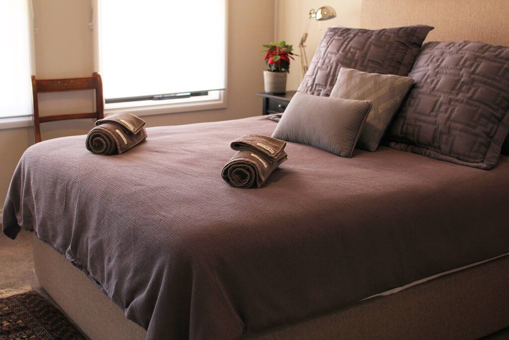 Bedroom 1 (Queen)
