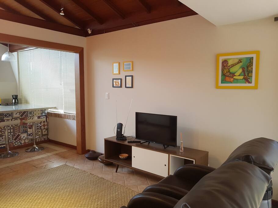 Sala clara e espaçosa