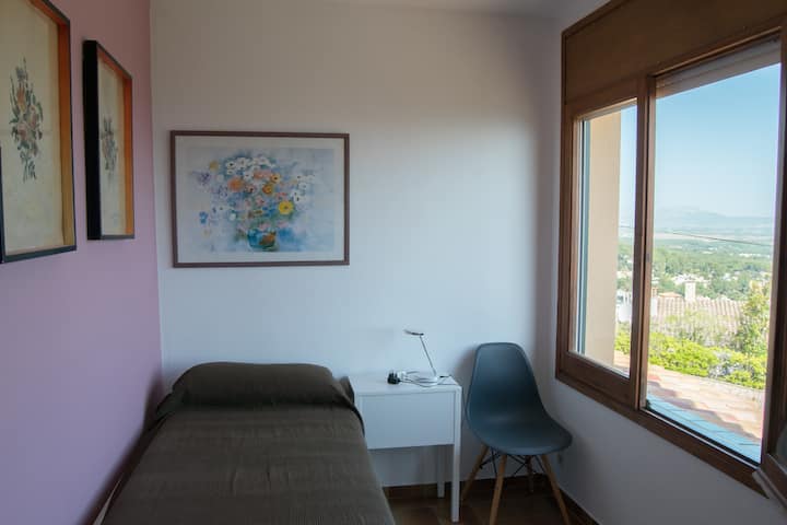 jednokrevetna soba s pogledom na more i planine nalazi se na prvom katu na zajedničkoj terasi - A PUNTA COSTA BRAVA