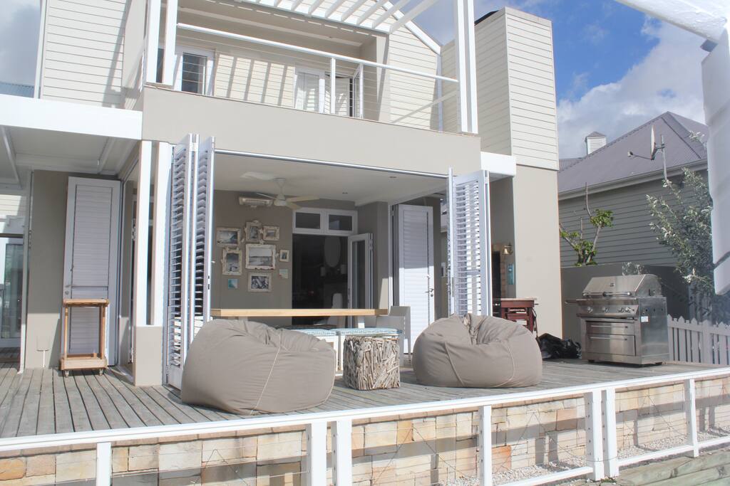 Deck leading from outdoor dining