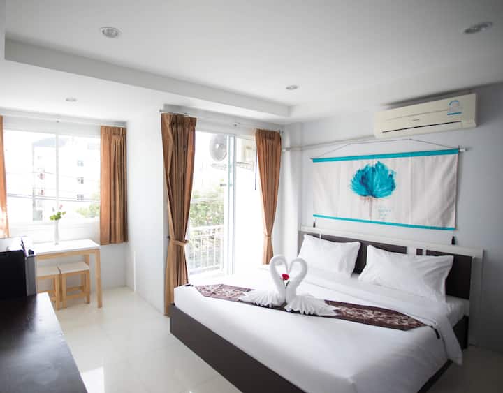 Სასტუმროს ტერასული ოთახი