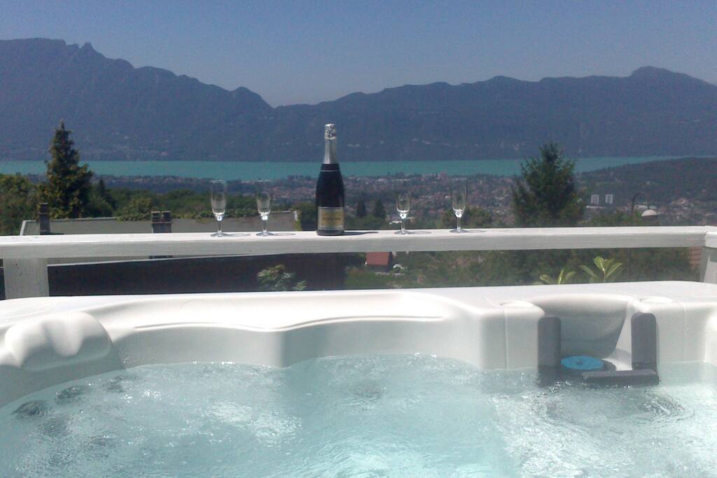 Jacuzzi avec vue sur le lac du Bourget