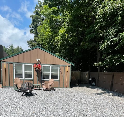 Popular Airbnb listing: Cottage in the Heart of Bolton Landing Lake George in Bolton Landing