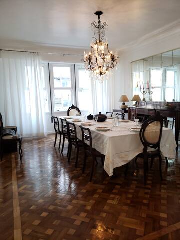 Spacious 5 BR Near the Beach – 2 min walk! gallery image 4