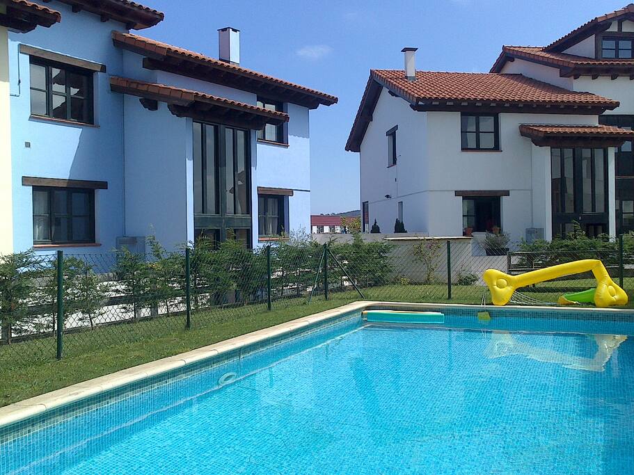 Piscina de la urbanizacion