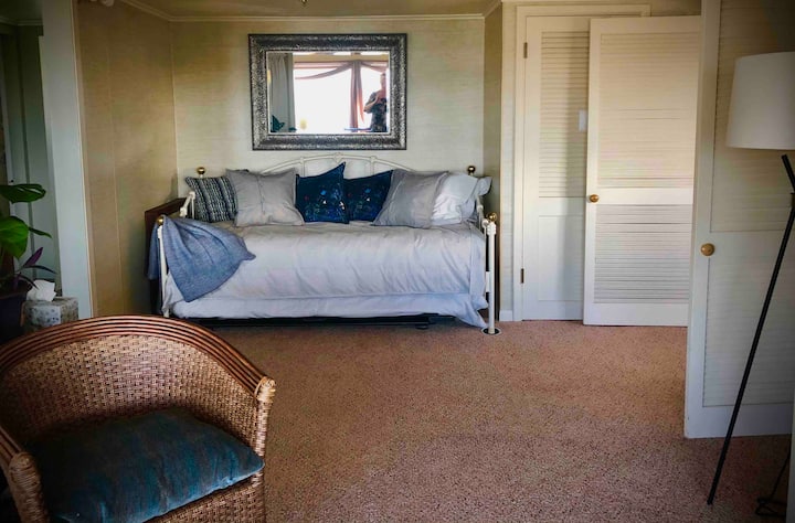 Ეს „მე-4 საძინებელი“ არის საერთო სივრცე, რომელიც გარშემორტყმულია 3 მხრიდან ორადგილიანი საძინებლით მარჯვნივ, სამზარეულო მარცხნივ და მე ვდგავარ მისაღებ ოთახში და ვუყურებ, როცა ეს ფოტო გადავიღე. Მძიმე კონფიდენციალურობის გადასაფარებლები სამზარეულოსა და მისაღები ოთახის კედლებს უახლოვდება 