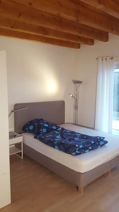 Bett mit einer Liegefläche von 160 x 200cm (geeignet für 2 Personen)