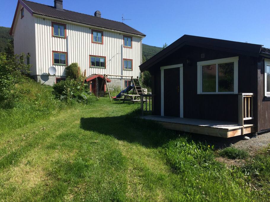 Kjøkken og bad er i kjellaren på hovudhuset - rett i nærleiken!