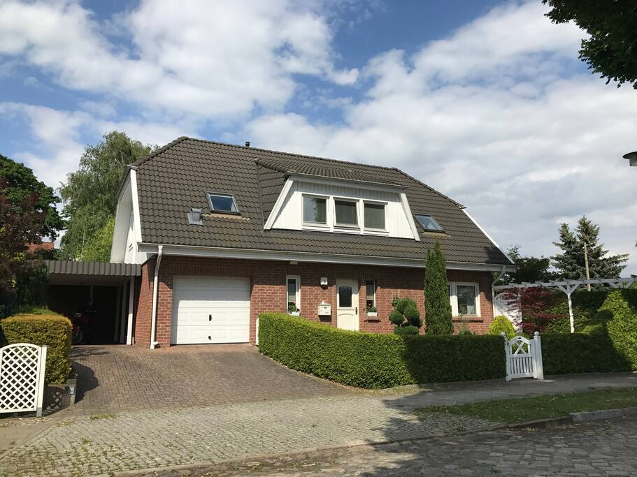 Haus mit Garage, Carport und Vorgarten