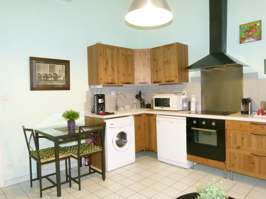 Cuisine, avec four électrique, plaques électriques, micro ondes, lave vaisselle, lave linge, réfrigérateur/congélateur, petit écran TV,