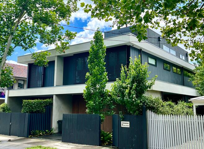 Large Elwood Modern three level home gallery image 2