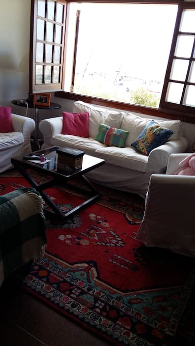 Precioso y acogedor apartamento en 1a linea del Puerto. Vistas increíbles a los barcos y al mar.
50m2, baño con bañera, gran salón/comedor, dormitorio de matrimonio, 2 sofás muy cómodos para 2 niños pequeños en el salón.
Cocina americana completa con lavavajillas, nevera grande, etc.
Ropa de cama y mesa nueva, así como menaje y vajilla. Todas las comodidades. Todo para usted, para pasar unas increibles vacaciones.
El centro de Sitges está a 15 minutos de bonito paseo bordeando el mar.
El puerto tiene 2 estupendas playas, una a 200m escasos de casa.
Aquí podrá alquilar barquitos por 80€ dos horas. Y veleros, yates, motos de agua y todo lo necesario para los deportes nauticos.
Los mejores bares y restaurantes están en este elitista, y pintoresco puerto de Aiguadolç.
Barcelona está a 20 minutos en coche o en tren cercanías. Aeropuerto, tren de alta velocidad Ave, etc.
1.000€ a la semana.
Avisar con 3 días de antelación.
¡No se lo piense mucho, es precioso!
