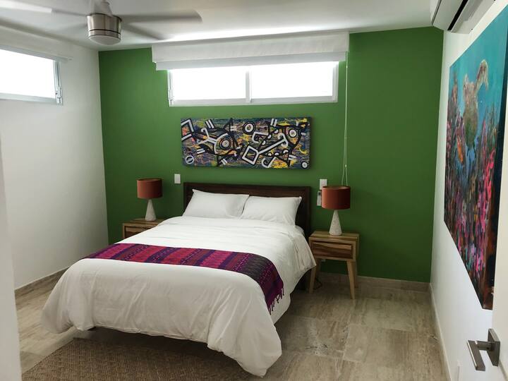 חדר שינה שלישי Cuarto Tortugas מעוצב בצבעים מקסיקניים תוססים וביצירות אמנות של אמנים מקומיים 