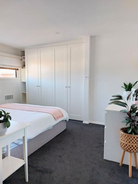 Popular Airbnb listing: Light and bright semi sized coastal apartment in Coogee