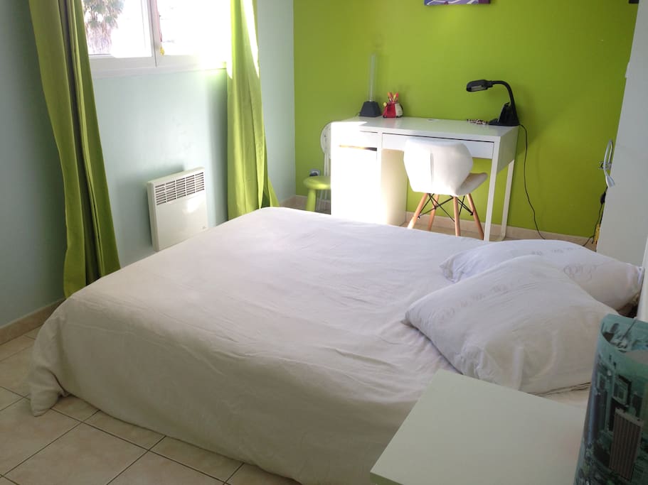 Chambre lumineuse avec bureau à disposition
