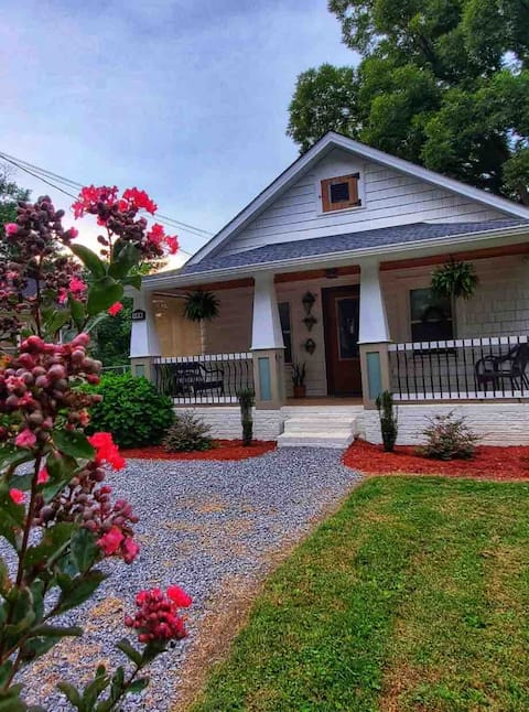 Convenient 2 bdrm. Airport bungalow.