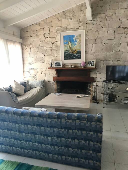 Estar principal con 2 sillones y TV