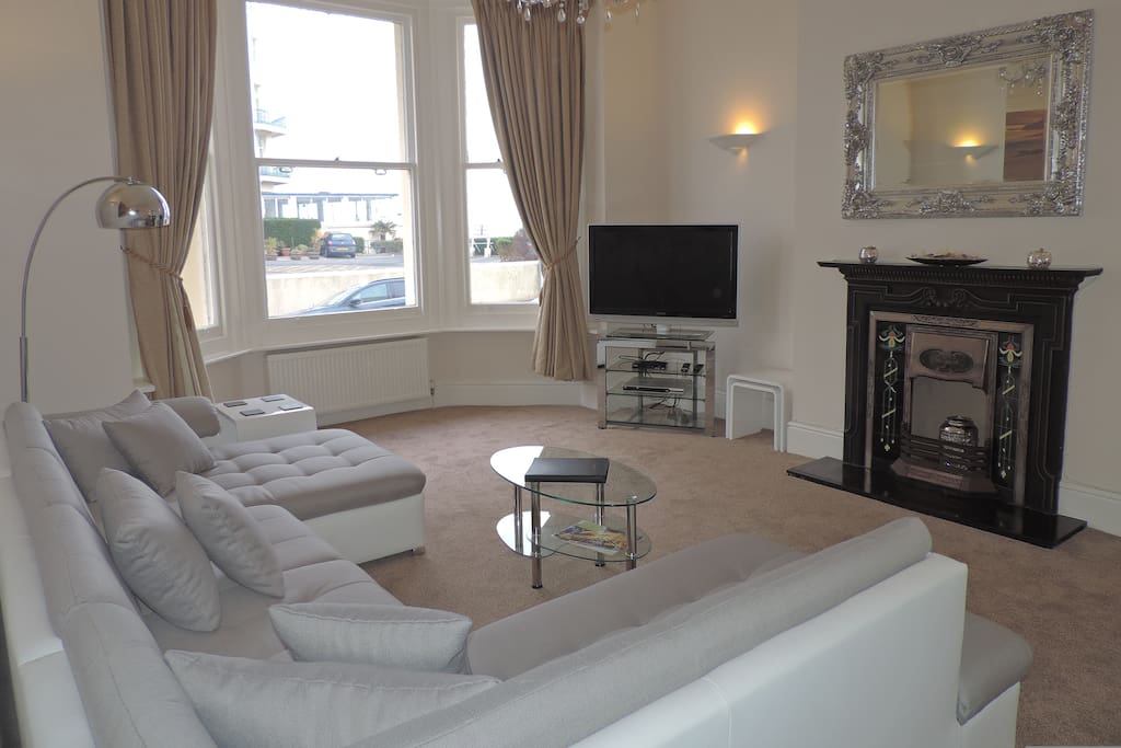 Relax in the spacious living room of 13 square metres