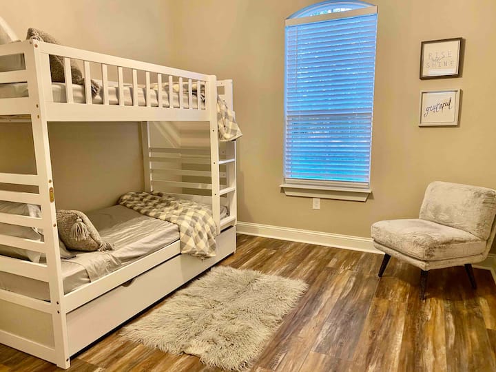 可爱的房间，配有带脚轮和舒适的椅子