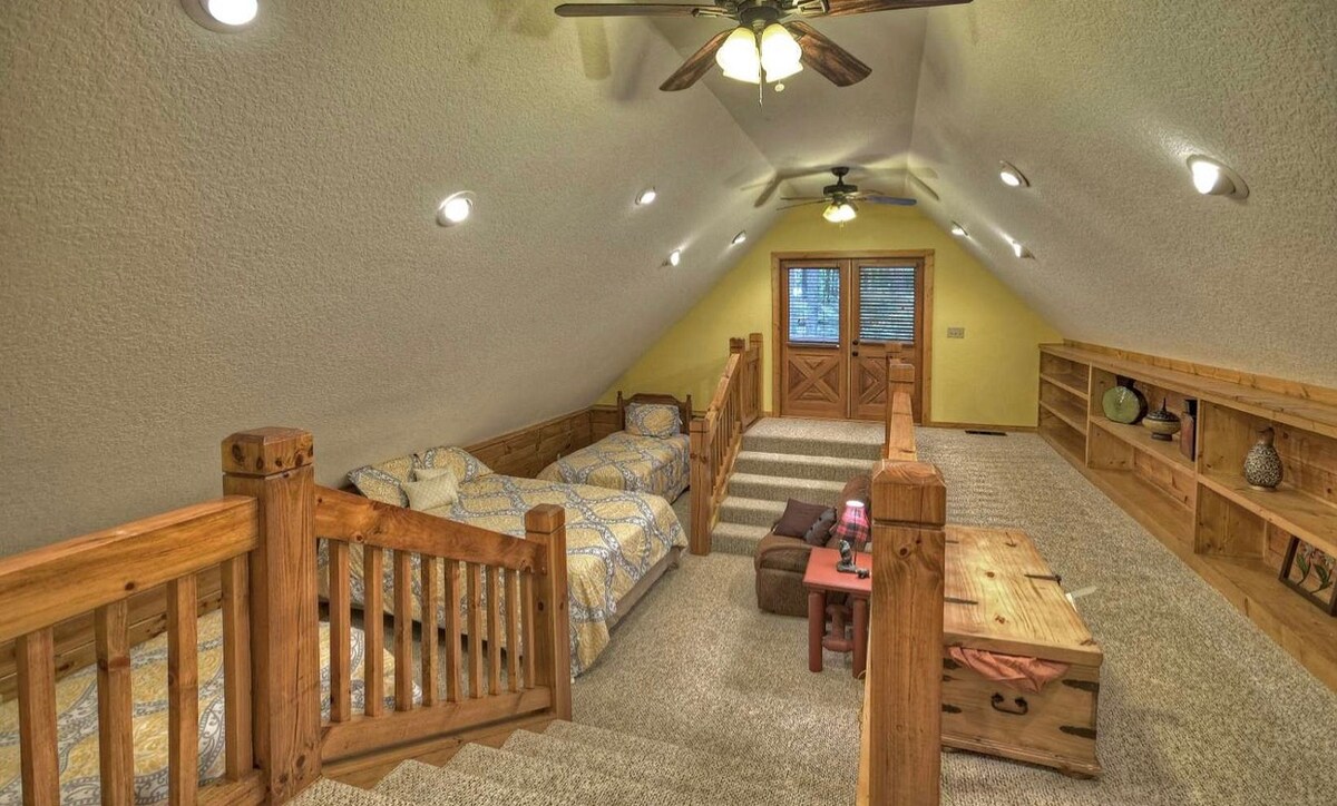 Chambre au 2e niveau avec 1 lit double et 2 lits jumeaux et aire de jeux