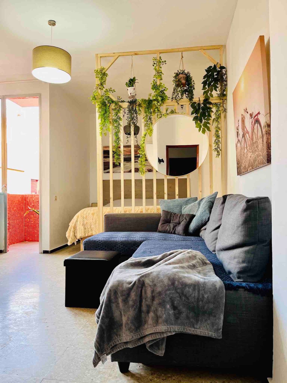 Sofa inageuka kuwa kitanda cha watu wawili cha 1.50x2.00. Ingawa ni chumba kimoja, sehemu mbili tofauti za kupumzika zimeundwa.