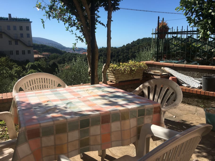 Terrazza giardino con tavolo .