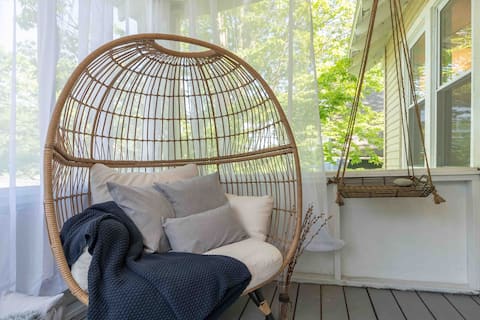 Sunny 2-BR 5 min to Bates & River Trails