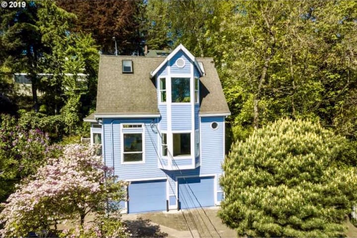 The Victorian Cottage with River & Mountain Views