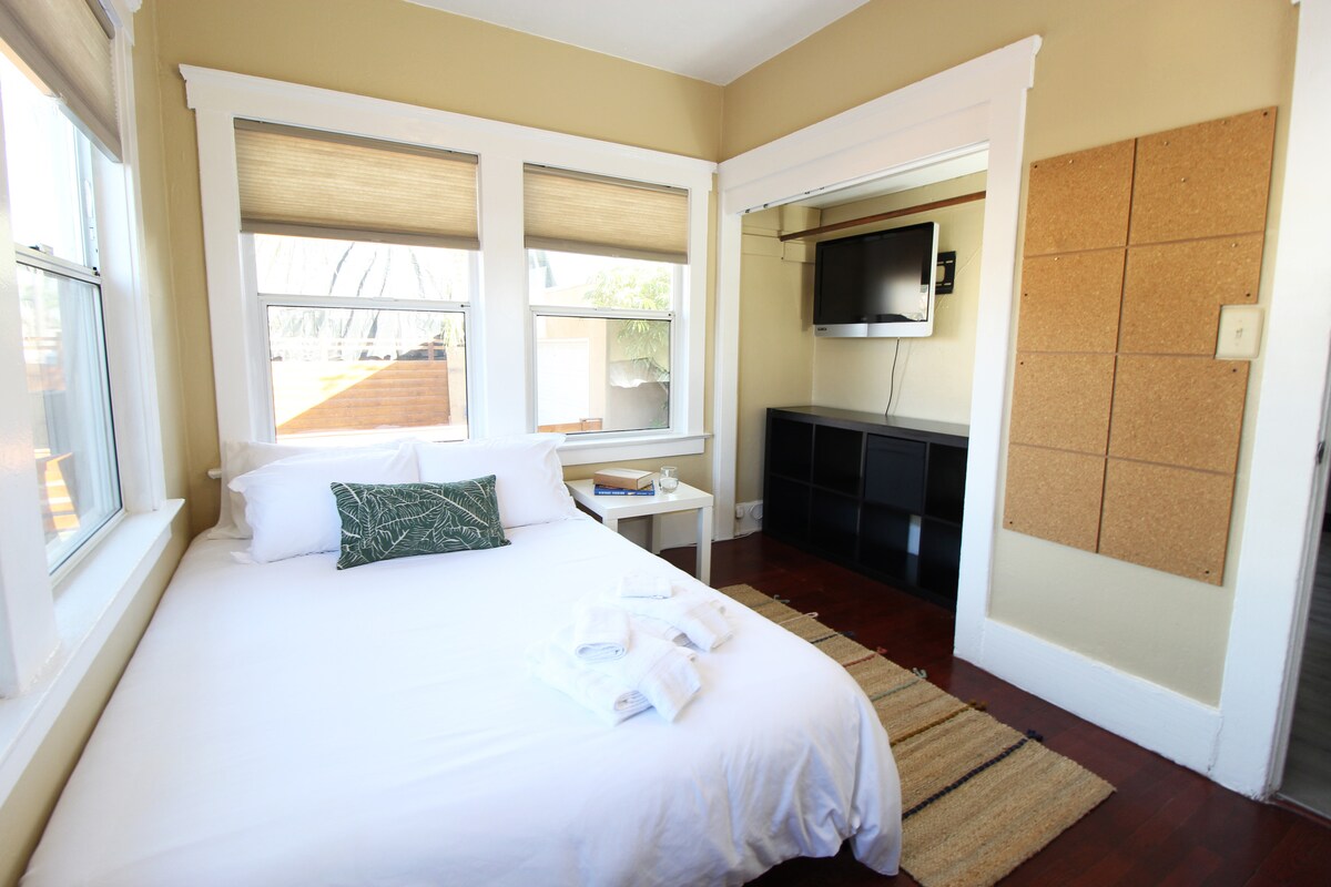 Nuestra última habitación cuenta con una cama tamaño queen y abundante luz natural. 