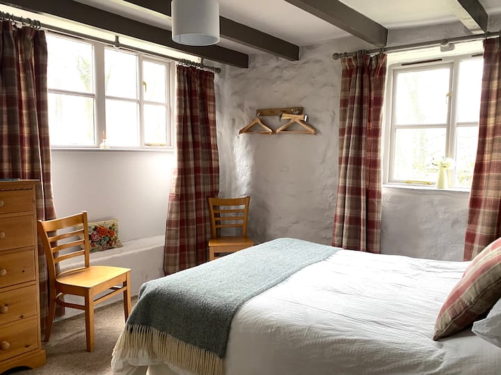 חדר שינה ראשי עם קינג סייז כפול
מיטה והיבט כפול. קומת קרקע, עם שידת מגירות ושולחנות ליד המיטה.