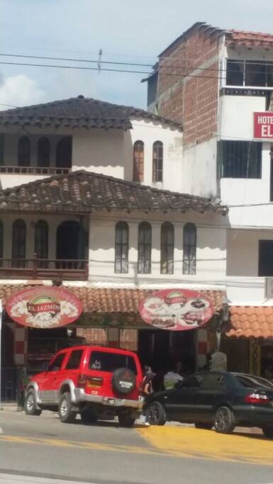 Vista Frontal Casa Hotel.