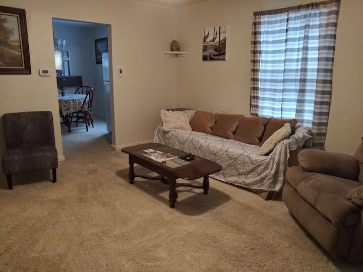 Cozy (2) Bedroom Home With Deck And Front Porch - Chatham, IL